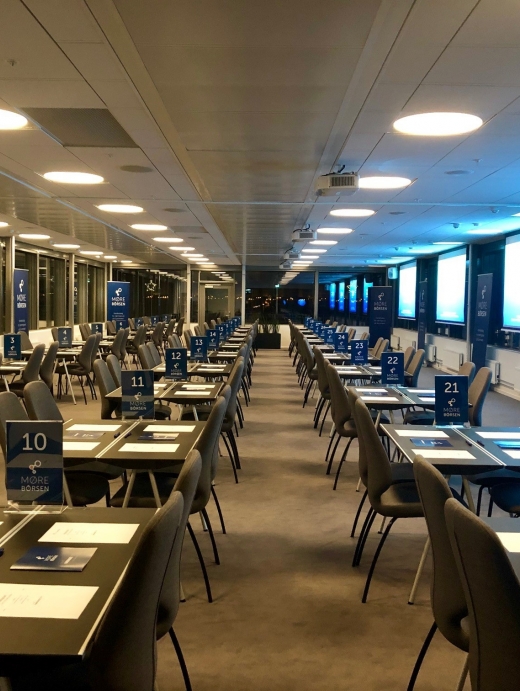 Salen kan konfigureres med firkantet bord og sitteplass til fire eller flere.