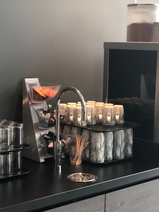 Lobbyen har kaffe, te og vann tilgjengelig hele dagen.